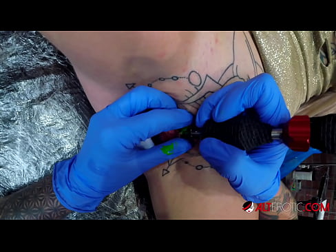 ❤️ Ekstreme tatuita varmulo Sully Savage ricevis tatuon sur sia klitoro ❤❌ Bonega porno ĉe ni ️❤